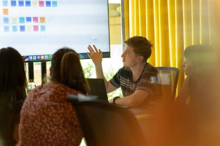 8 Fatal Body Language Mistakes To Avoid During Presentations