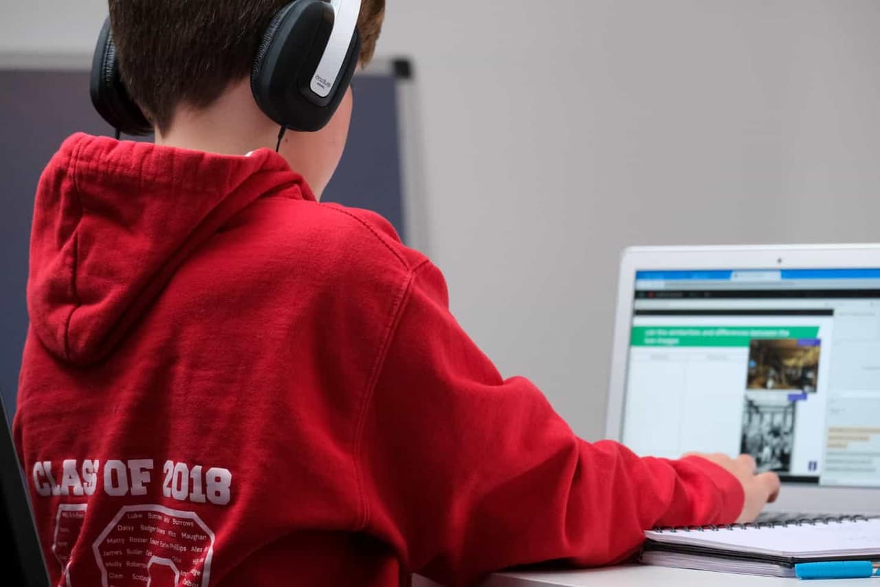 6 Best Apps to Help Your Kids Learn While You Keep Them Safe