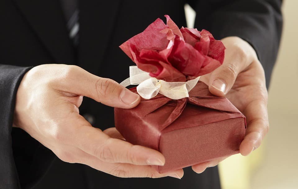 7 Modest First Anniversary Gift Ideas for Her