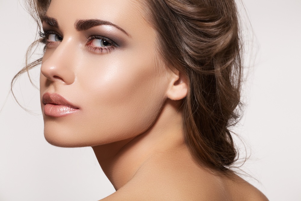 7 Makeup Techniques to Make You Look Slim