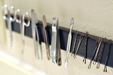 Use a magnet to organize your bathroom