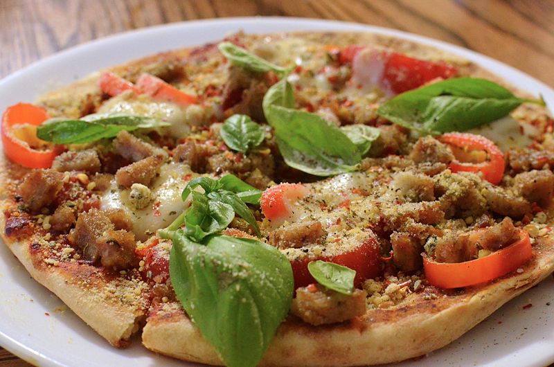 How To Make A Healthy (And Delicious) Homemade Pizza