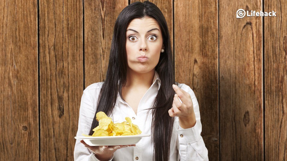 Improve Your Relationship with Food: 7 Ways to Stop Eating Mindlessly