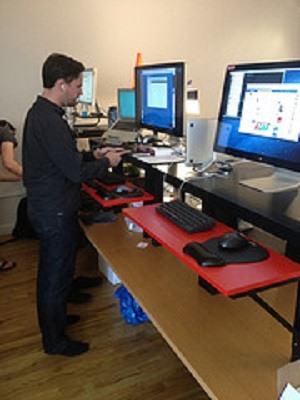 stand desk in action_02