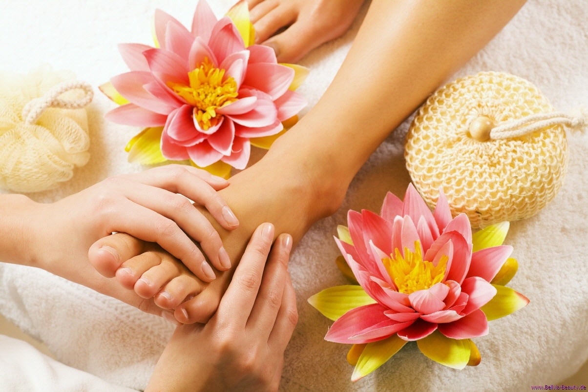 9 Unexpected Benefits Of Foot Massage That Make You Want To Have One Now