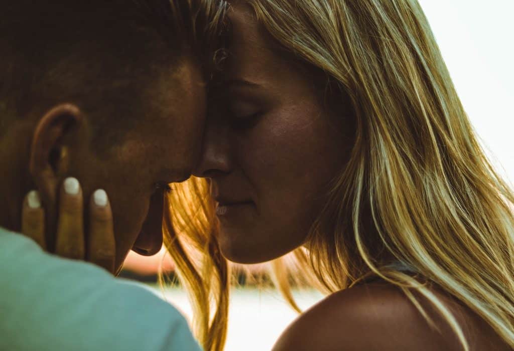 7 Signs of an Unhappy Relationship That Makes You Feel Stuck