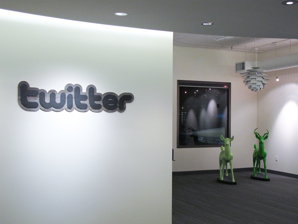 13 Most Useful Twitter Accounts to Follow