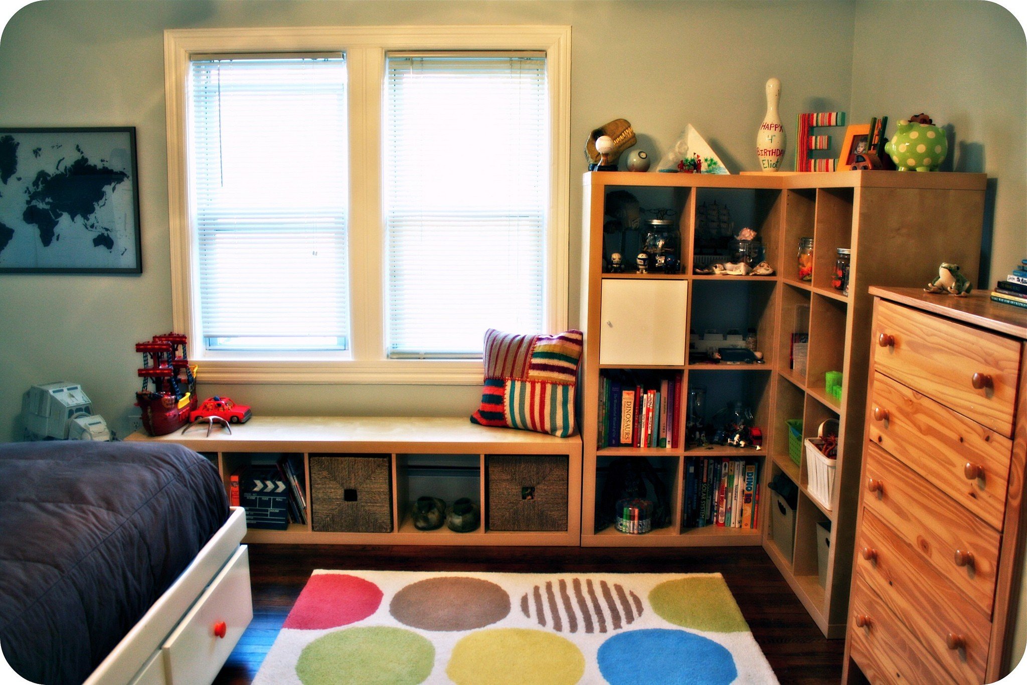 13 Ways To Make Your Room Without A Closet Work