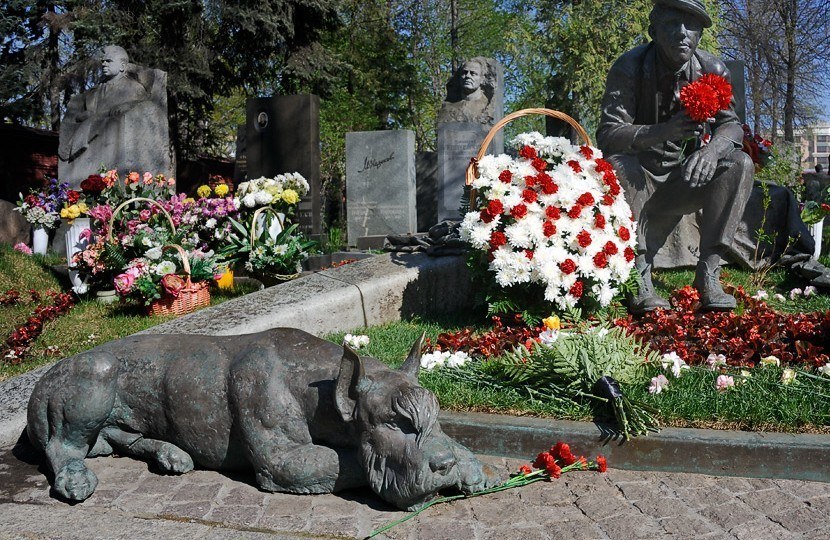 ALP-2013-0508-140-grave-of-Yuri-Nikulin-Novodevichy-cemetery-e1397062206359