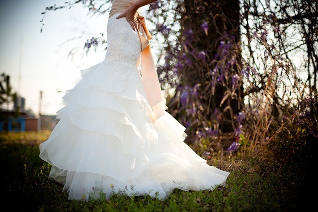 wedding-dress-349959_640