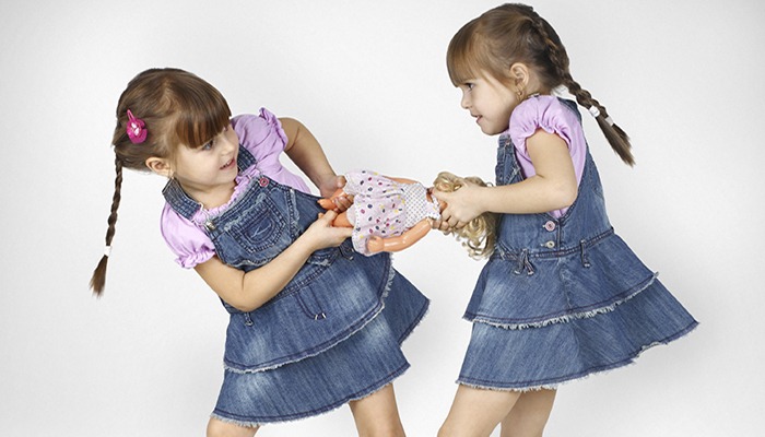 little twin girls fighting