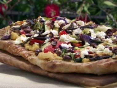 GT0213H_Grilled-Pizza-with-Spicy-Hummus-Vegetables-Goat-Cheese-and-Black-Olives_s4x3.jpg.rend.sni12col.landscape