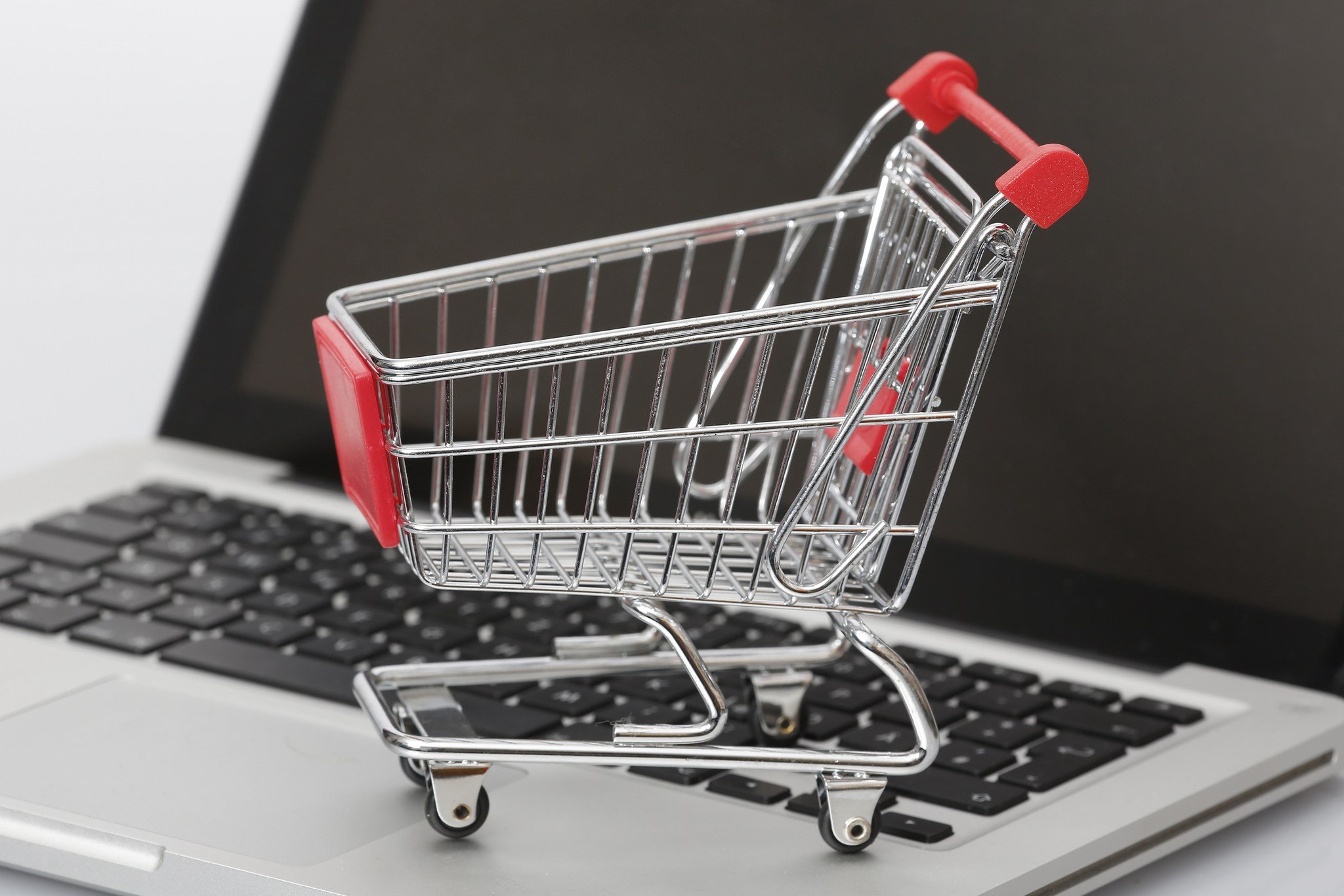 10 Online Shopping Tips To Save Money While Scoring Major Discounts