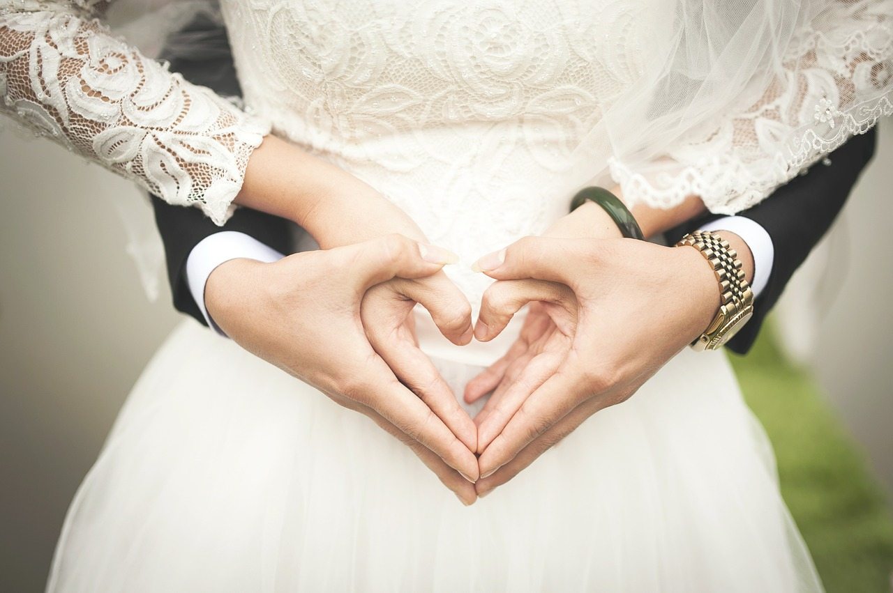 How to save money on your wedding ceremony and reception