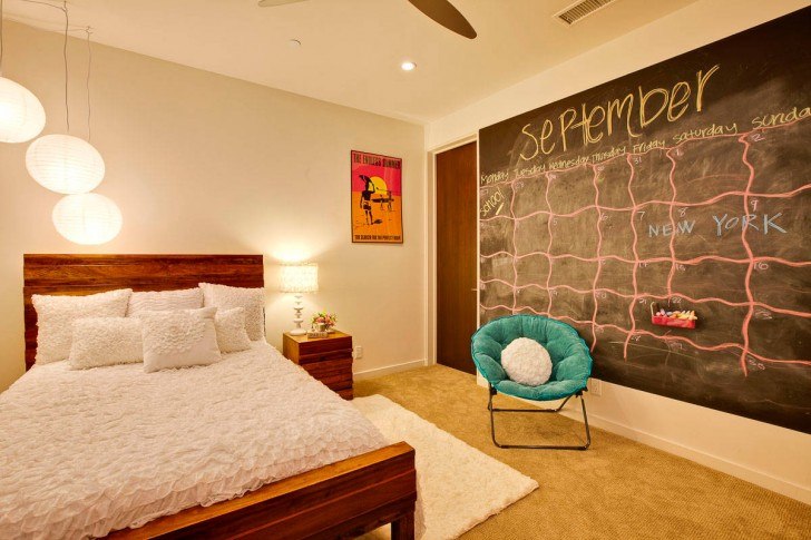 wall-picture-and-chalkboard-wall-plus-wooden-door-in-contemporary-kids-room-design-with-sisal-carpet-and-white-bed-linens-also-white-pillows-plus-wooden-headboard-and-bedside-table-728x485