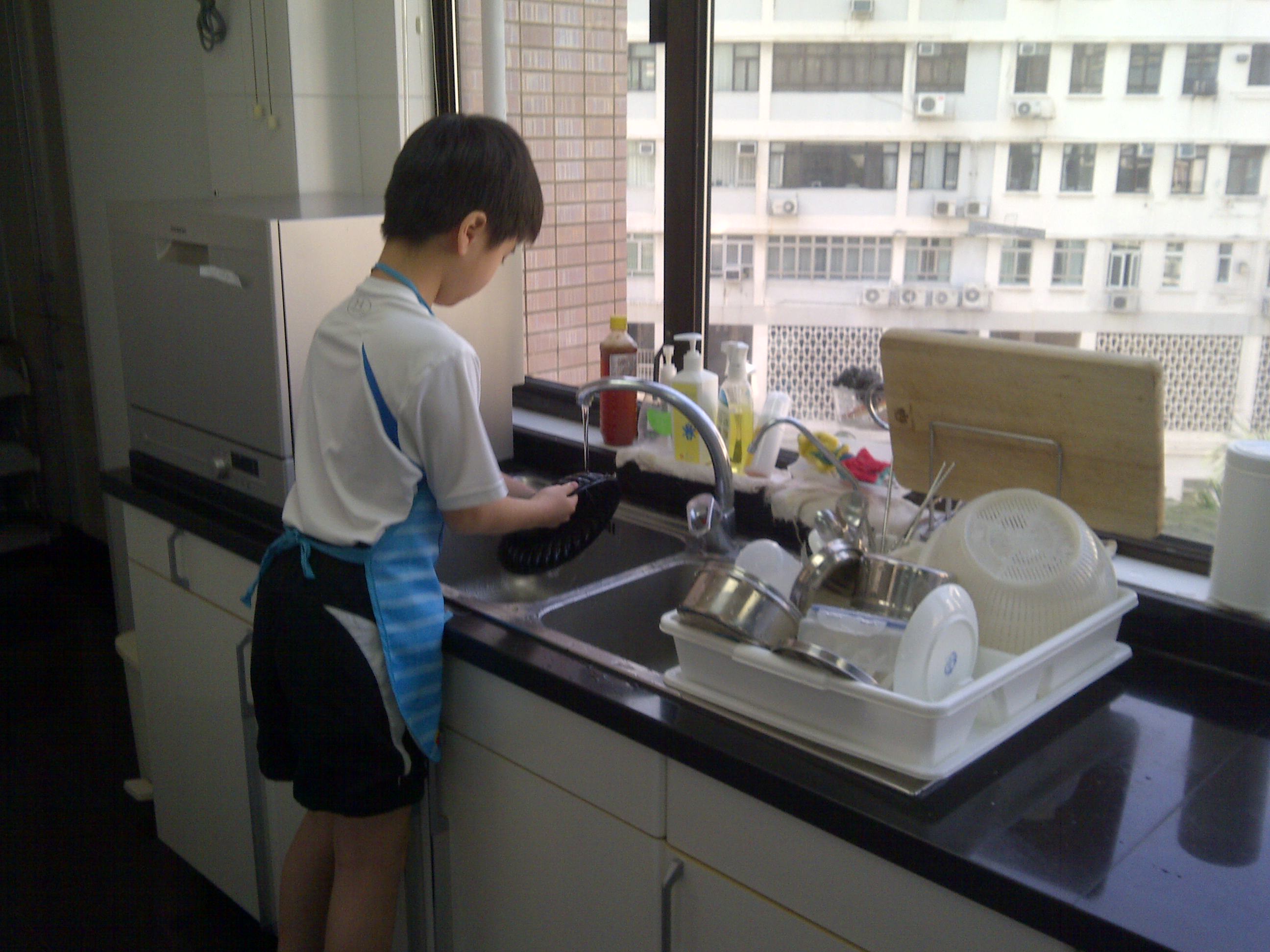 Conserving water while washing dishes