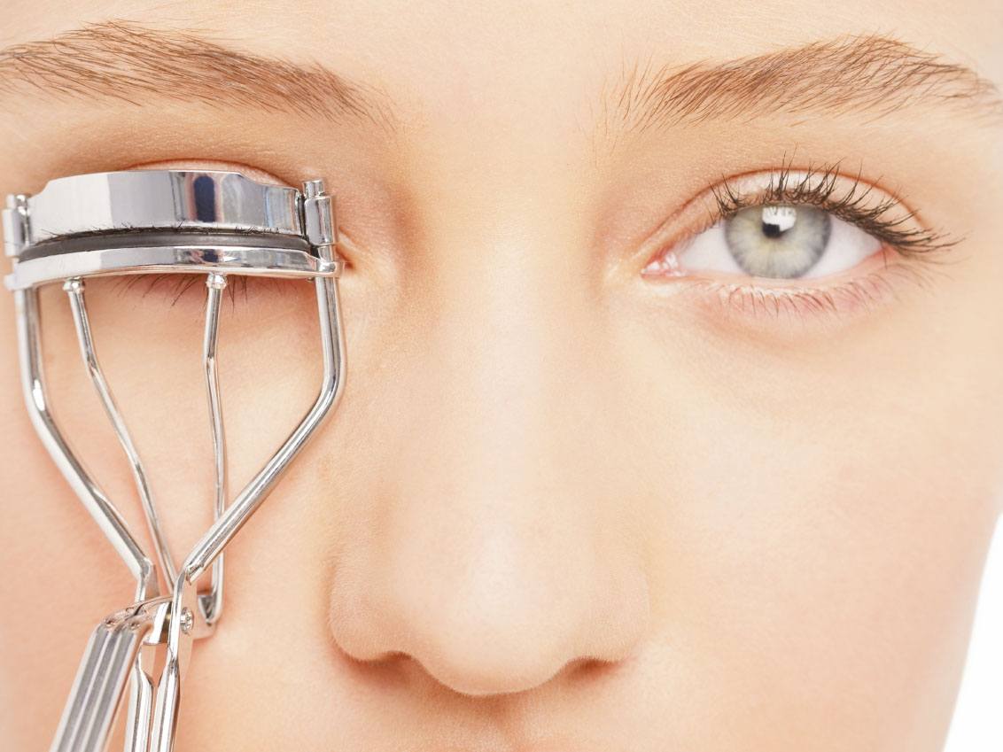 An Amazing Way To Put On Eyeliner Using Eyelash Curler