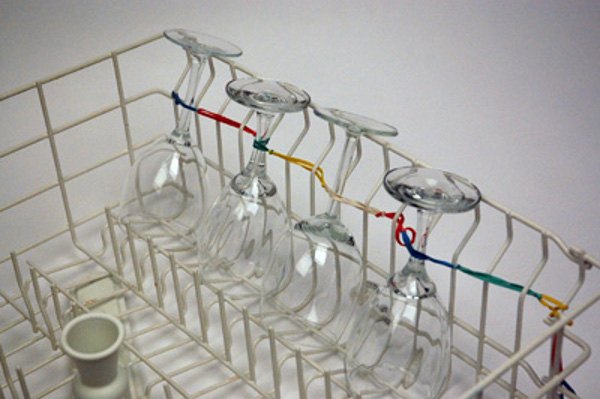 rubber-band-protects-glasses-in-dishwasher