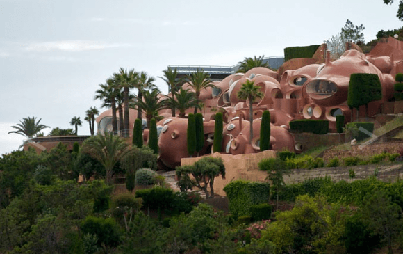 Palais-Bulles-is-situated-at-Cannes-France-580x365