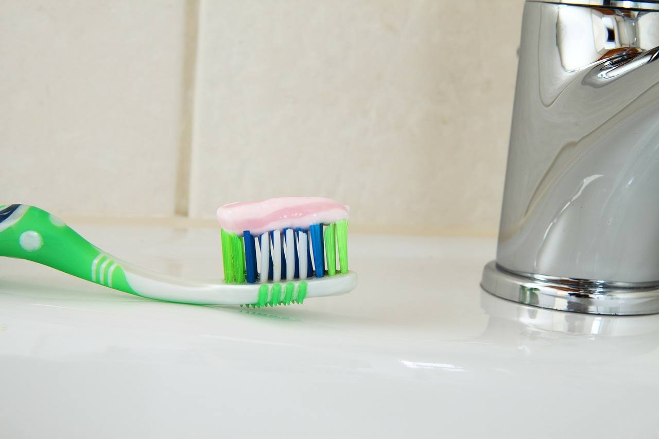 15 Surprising Uses Of Toothpaste To Ease Your Life