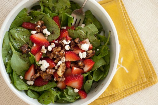 strawberry-spinach-walnut-salad-550x368