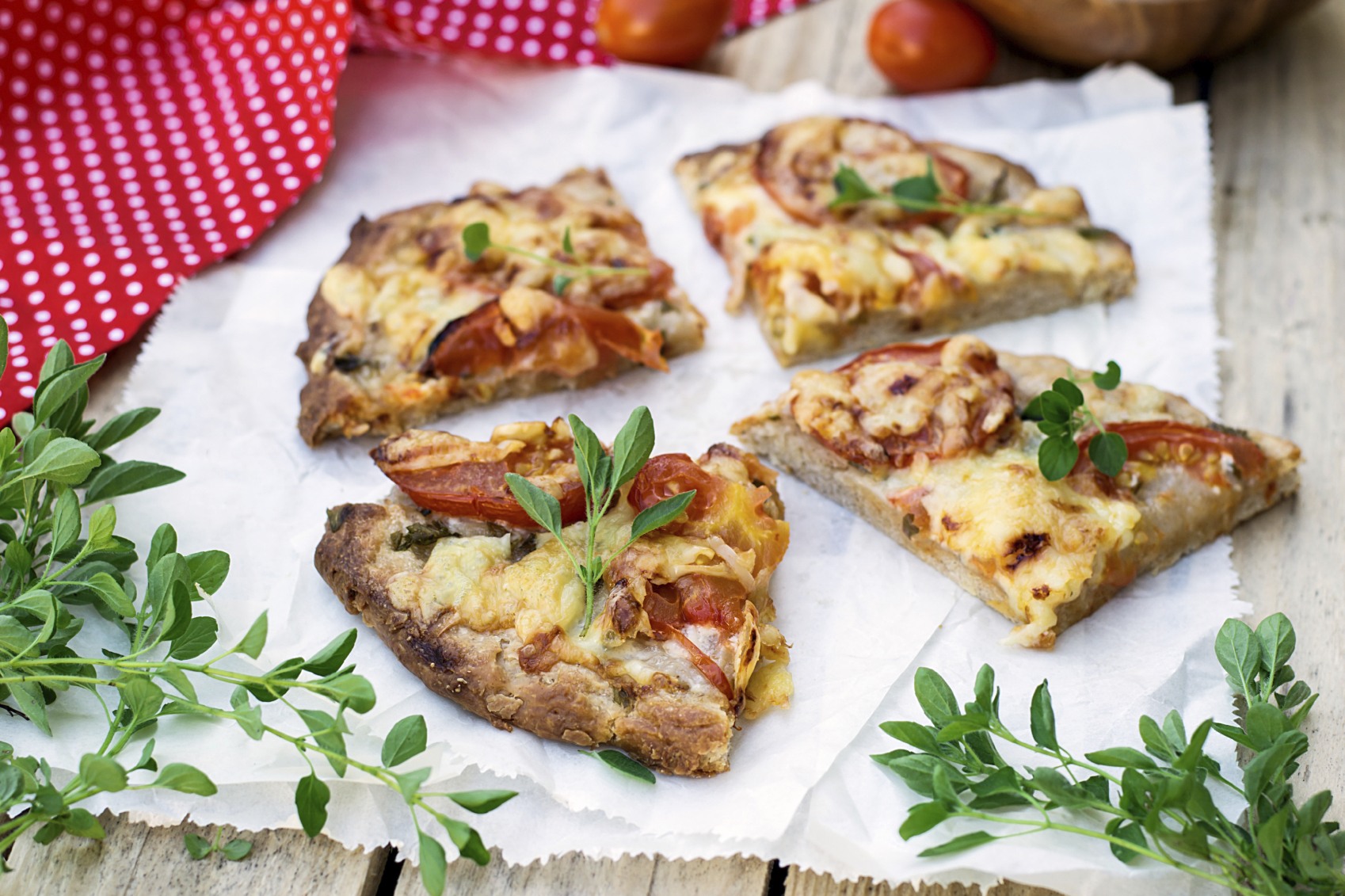 Wholewheat wholemeal pizza with tomatoes, cheese and herbs
