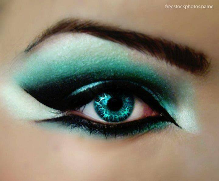 eye-makeup-and-delineated-2174