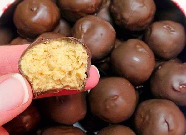 Make These Delicious Peanut Butter Balls For Your Christmas Party!