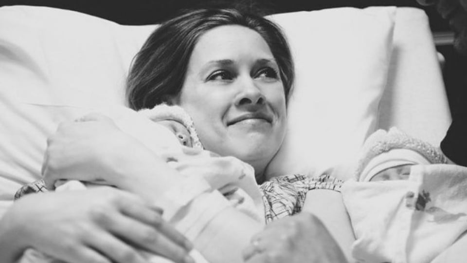50+ Birth Photos That Prove Parental Love Is Magical