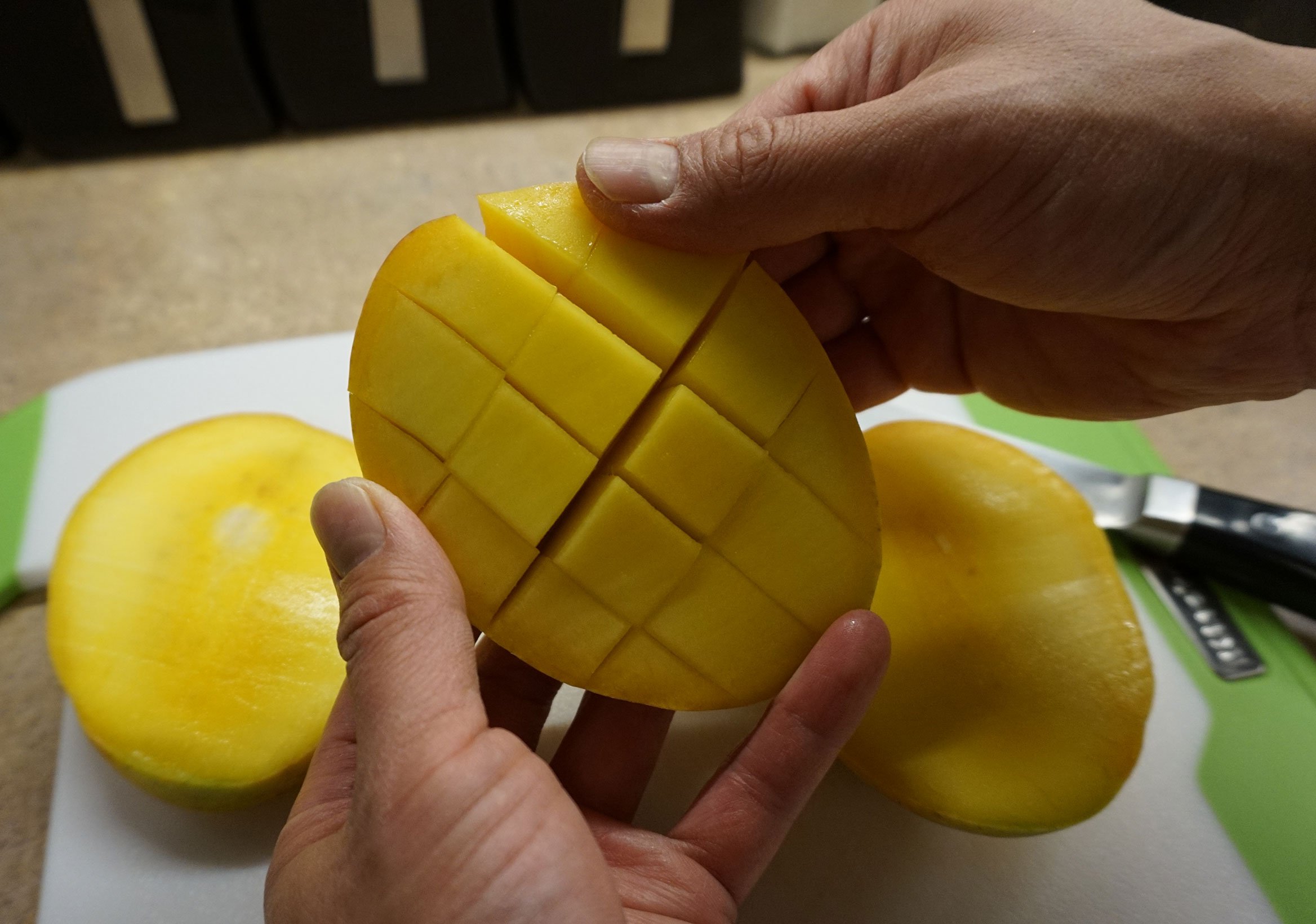 how to cut a mango in one minute