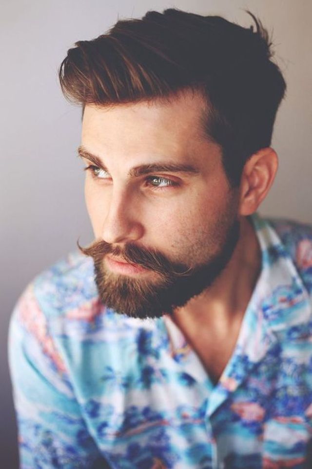 beau-mec-sexy-moustache-barbe-coupe