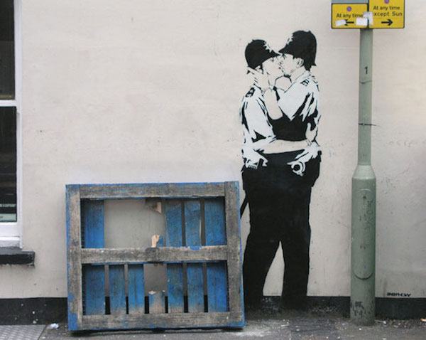 banksy-graffiti-street-art-kissingcoppers3