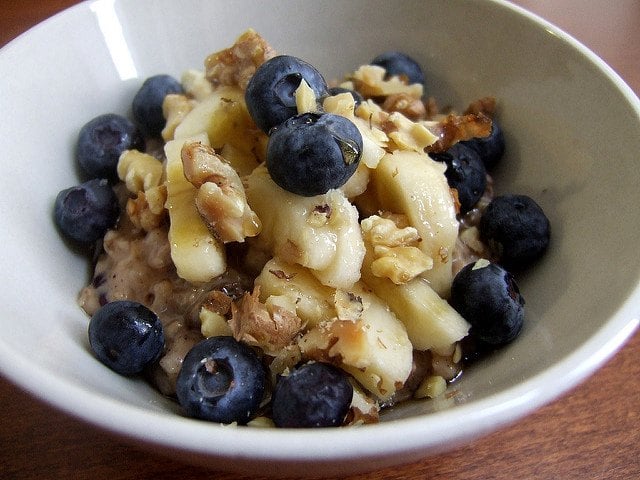 Blueberry Oatmeal with Cinnamon and Walnuts