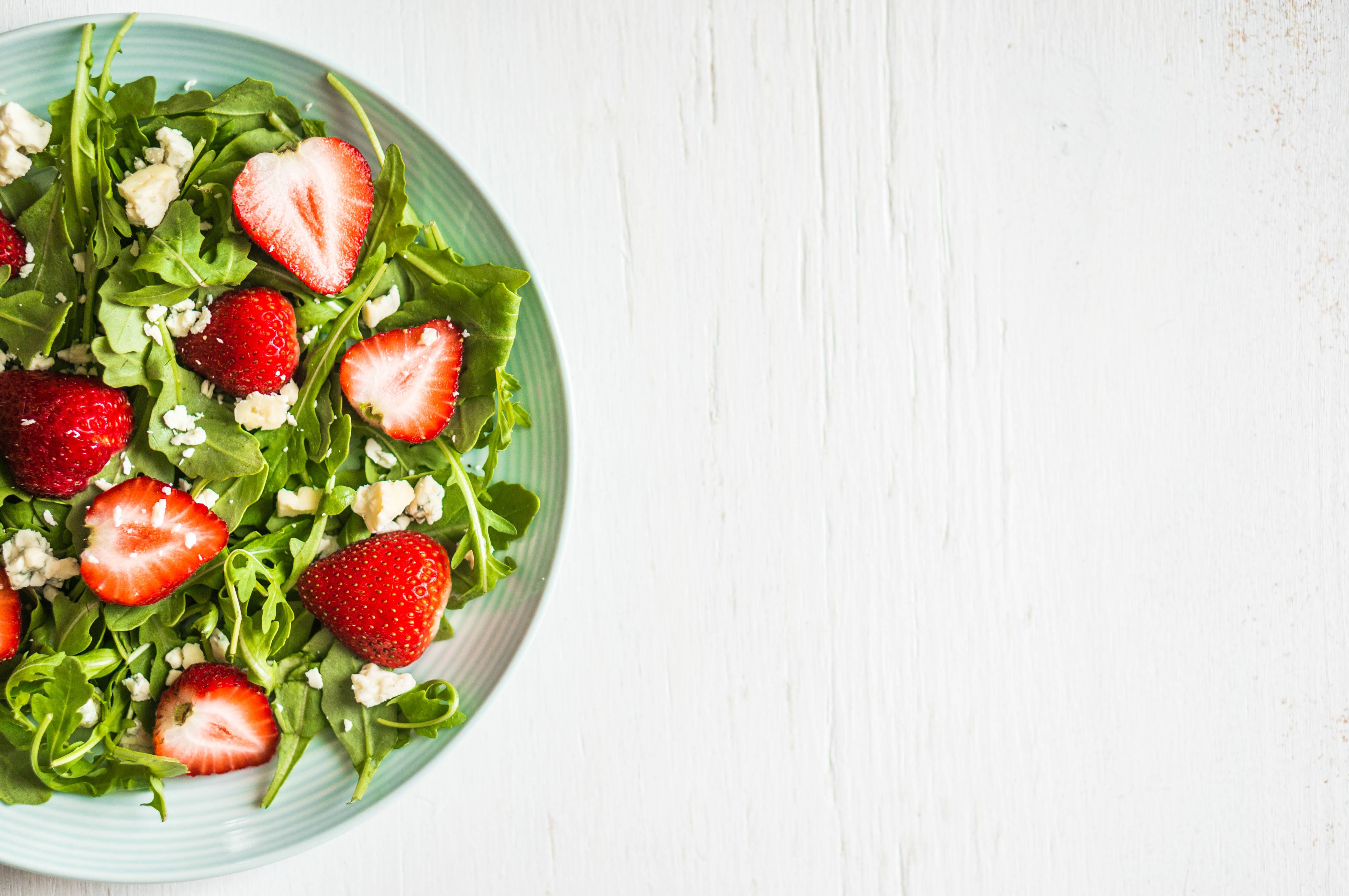 Salad with arugula and strawberries