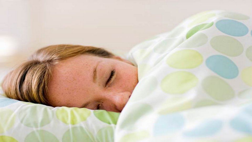 Science Explains Why People Love Heavy Blanket With Air-Con In Summer For Sleep