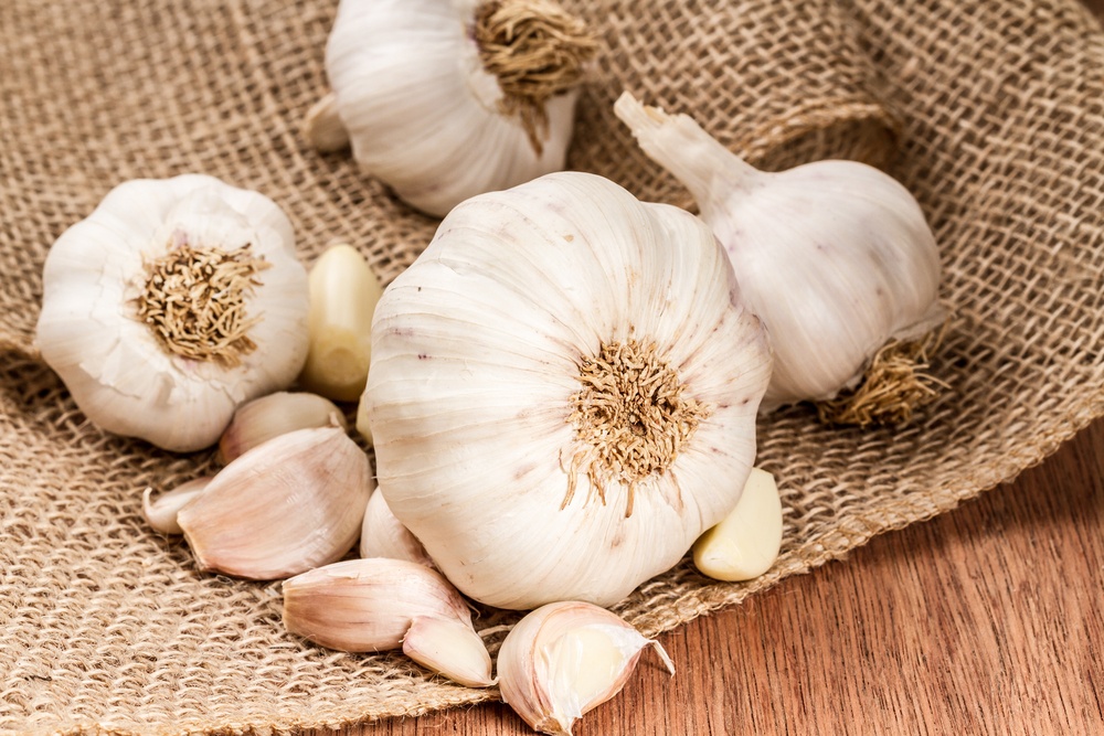 8 Benefits of Garlic That Will Surprise You (+Healthy Recipes)