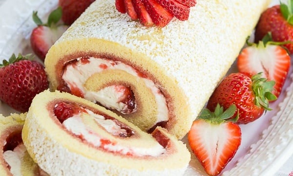 strawberries-and-cream-swiss-roll