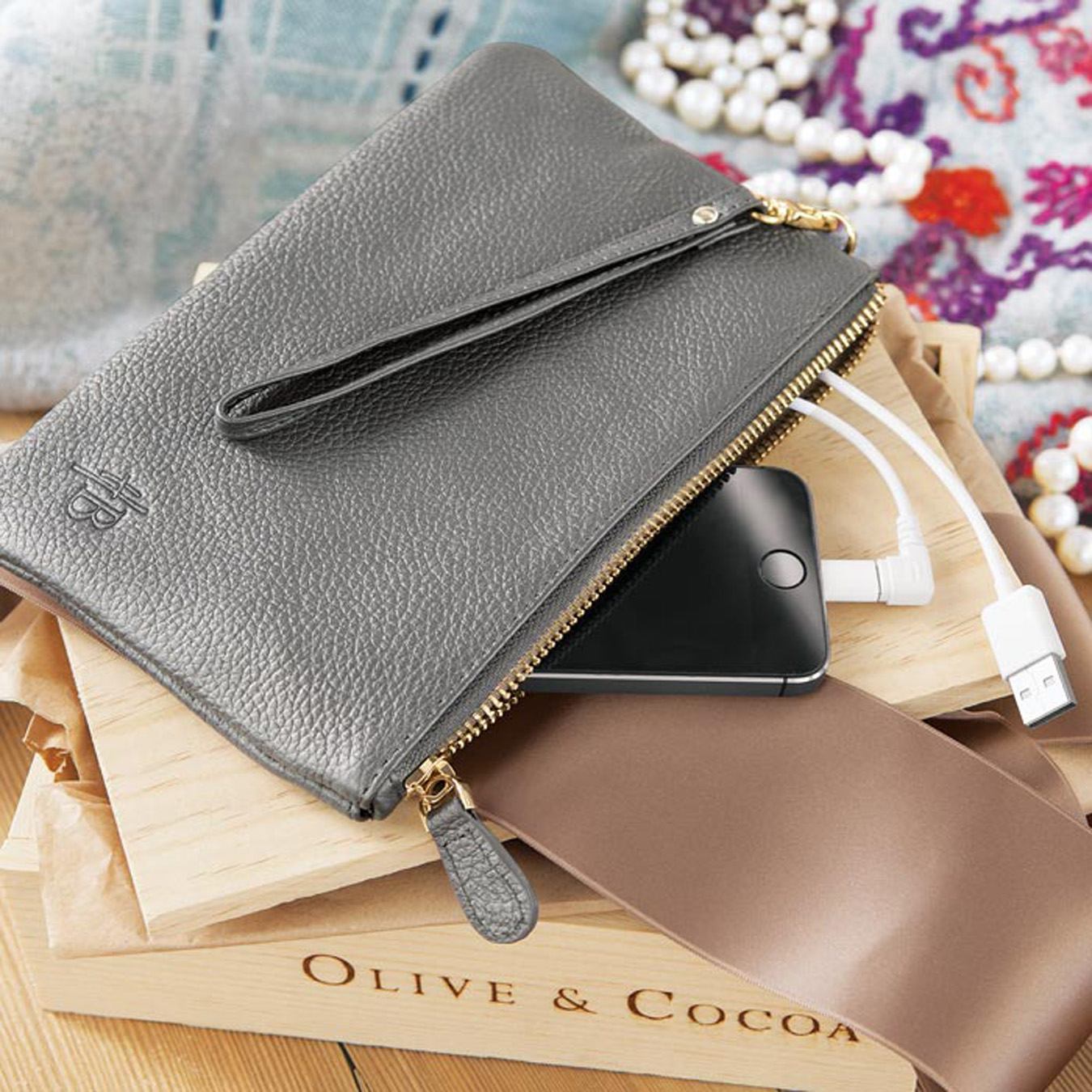 Olive & Cocoa Hayden_Leather_Charging_Clutch