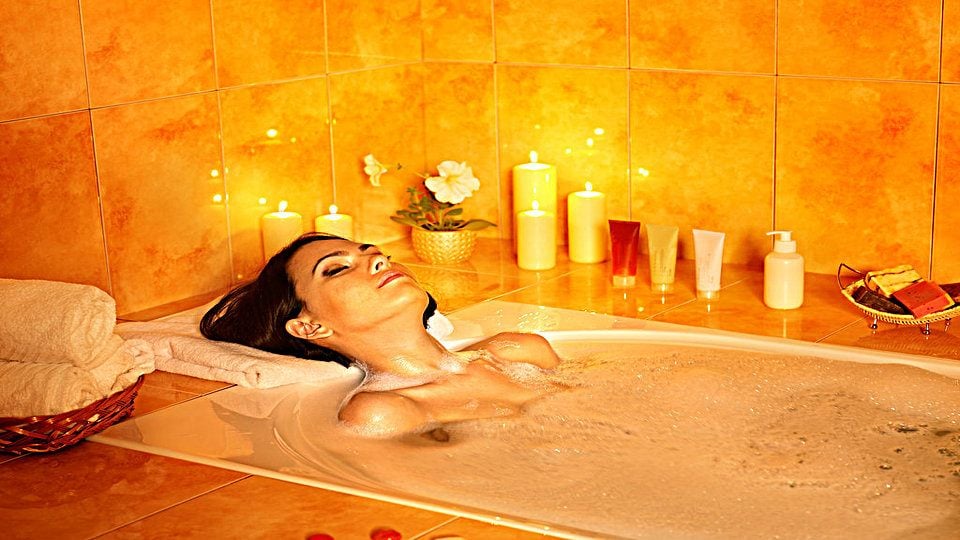 10 Scientifically Proven Health Benefits of Taking a Bath