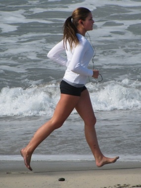 Woman_running_barefoot_on_beach