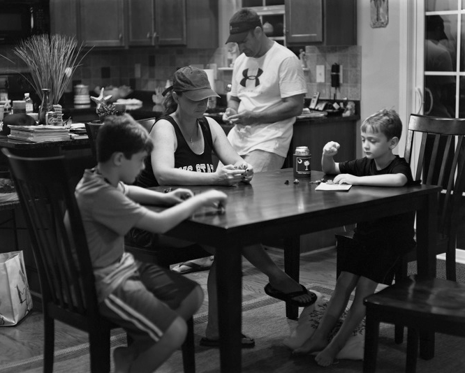 Family_without_phones_by_Eric_Pickersgill