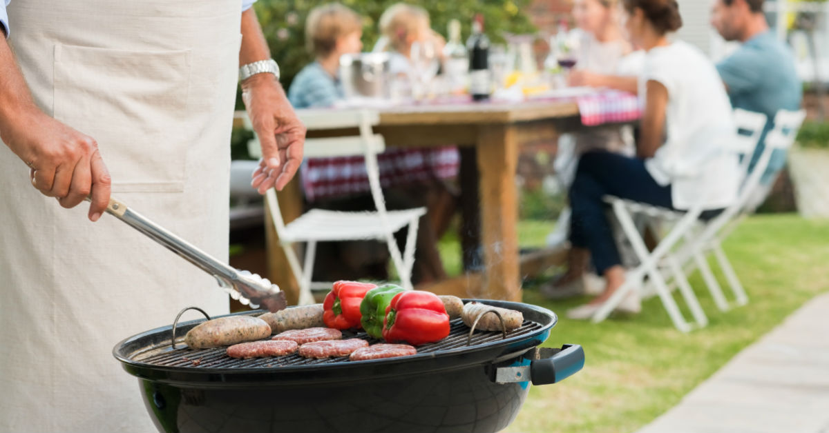 6 Sure-Fire Ways to Eat Healthy At A BBQ [Tips From Fitness Experts]