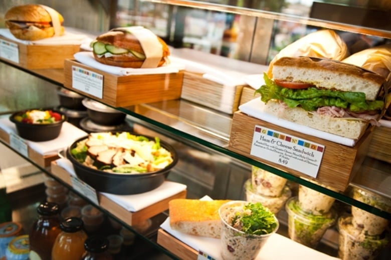 7 Advantages of Display Fridges For Your Food Business