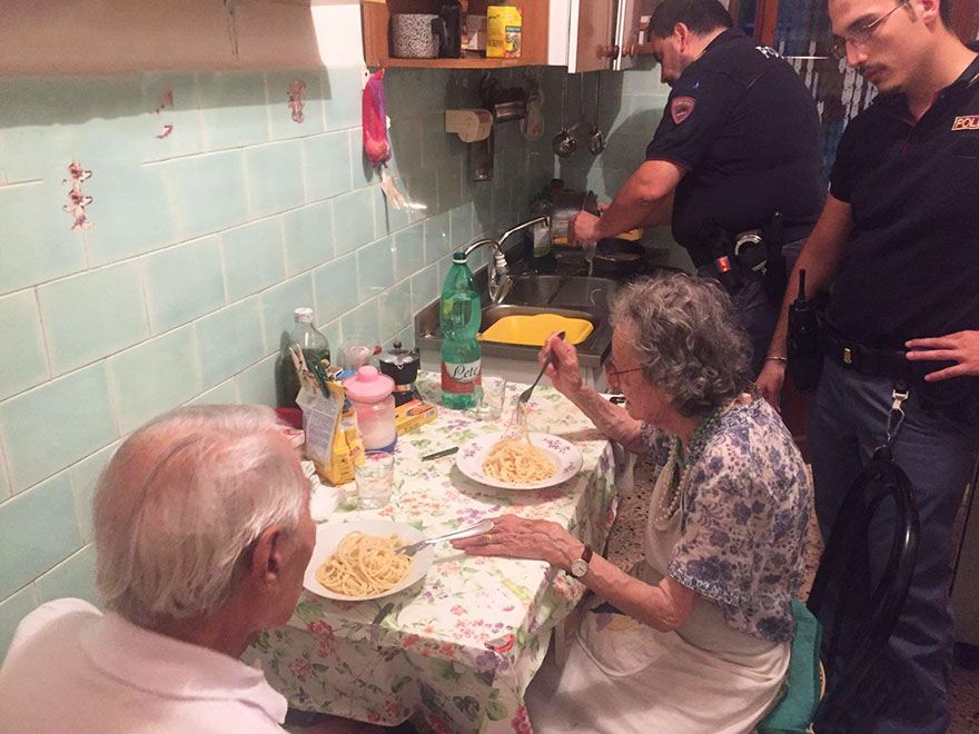 An Elderly Couple Was Found Shouting And Crying In Their Flat, And The Cops Did An Amazing Job