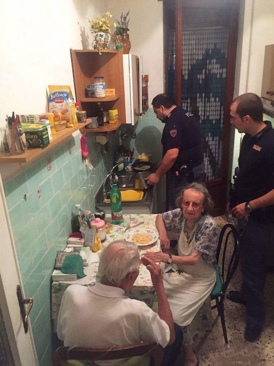old-couple-cries-police-cook-pasta-rome-2a