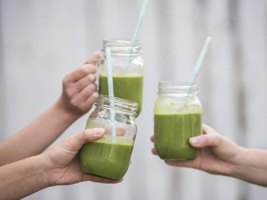 8 Incredible Benefits of Drinking Green Smoothies Every Morning