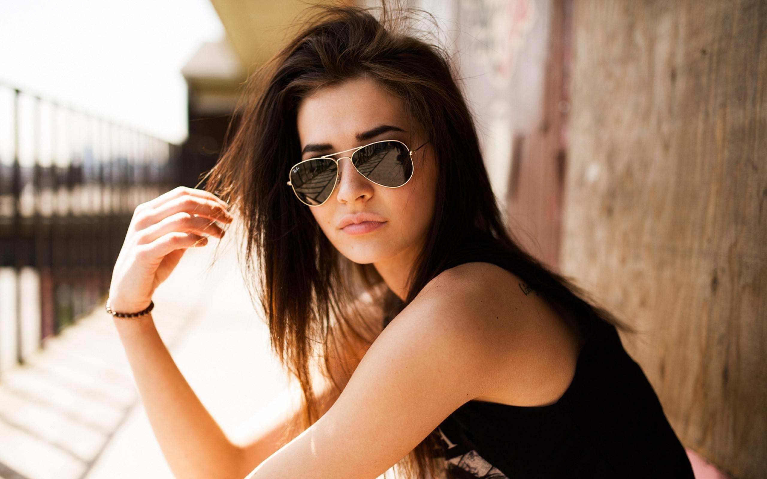 Six Types of Sunglasses You Should Never Use
