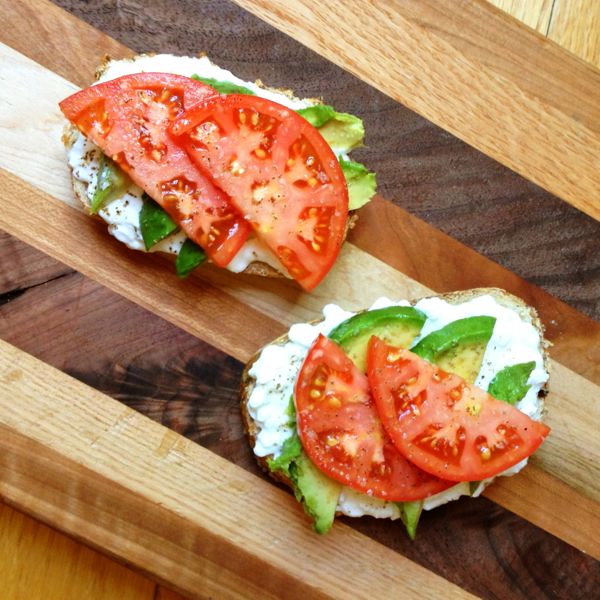 Avocado-Toast-with-Cottage-Cheese-and-Tomatoes-The-Lemon-Bowl