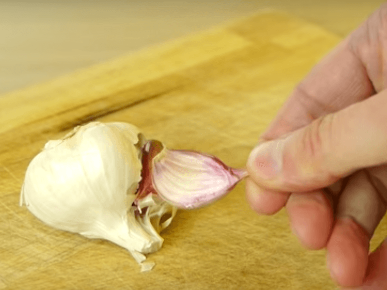 Garlic peeling trick that takes only seconds