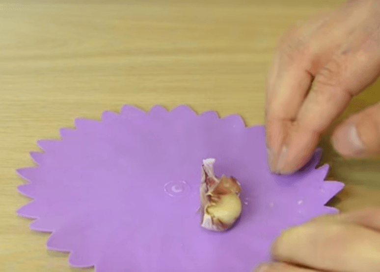Easy garlic peeling trick that takes seconds